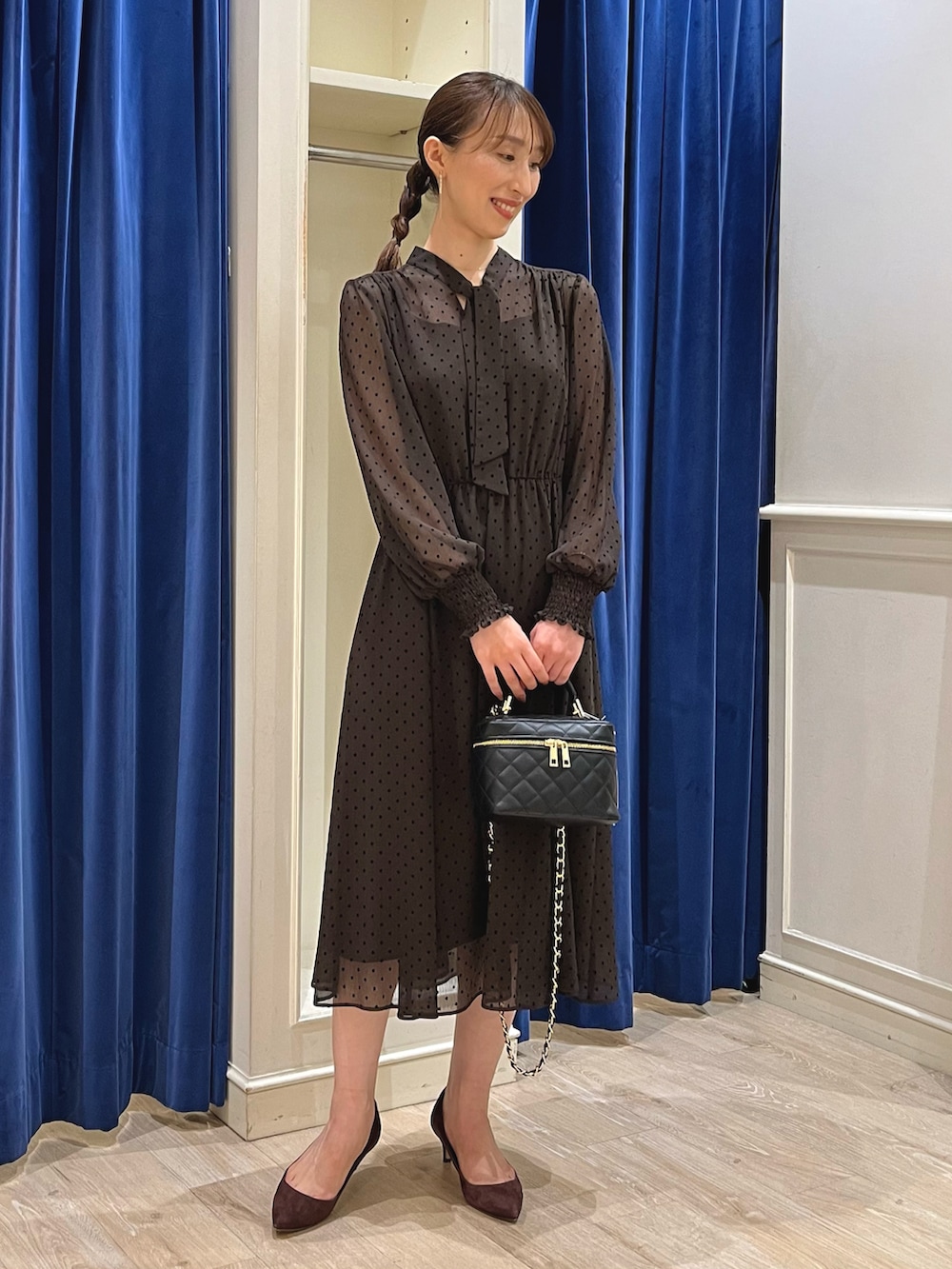 「秋冬コーデ、オトナ女子、ワンピーススタイル、シアー、ドット、ドットワンピ、ワンピース、シフォン、ブラウン、キレイめ、ドット柄、ノーリーズ、シアーワンピース、ボウタイ、チェーンバッグ」｜「NOLLEY’S Sophiのプチパールスキニーイヤリング（イヤリング、ゴールド系）」を使った、nol ikeoさん（レディース・160cm）の秋コーディネートの3枚目の写真