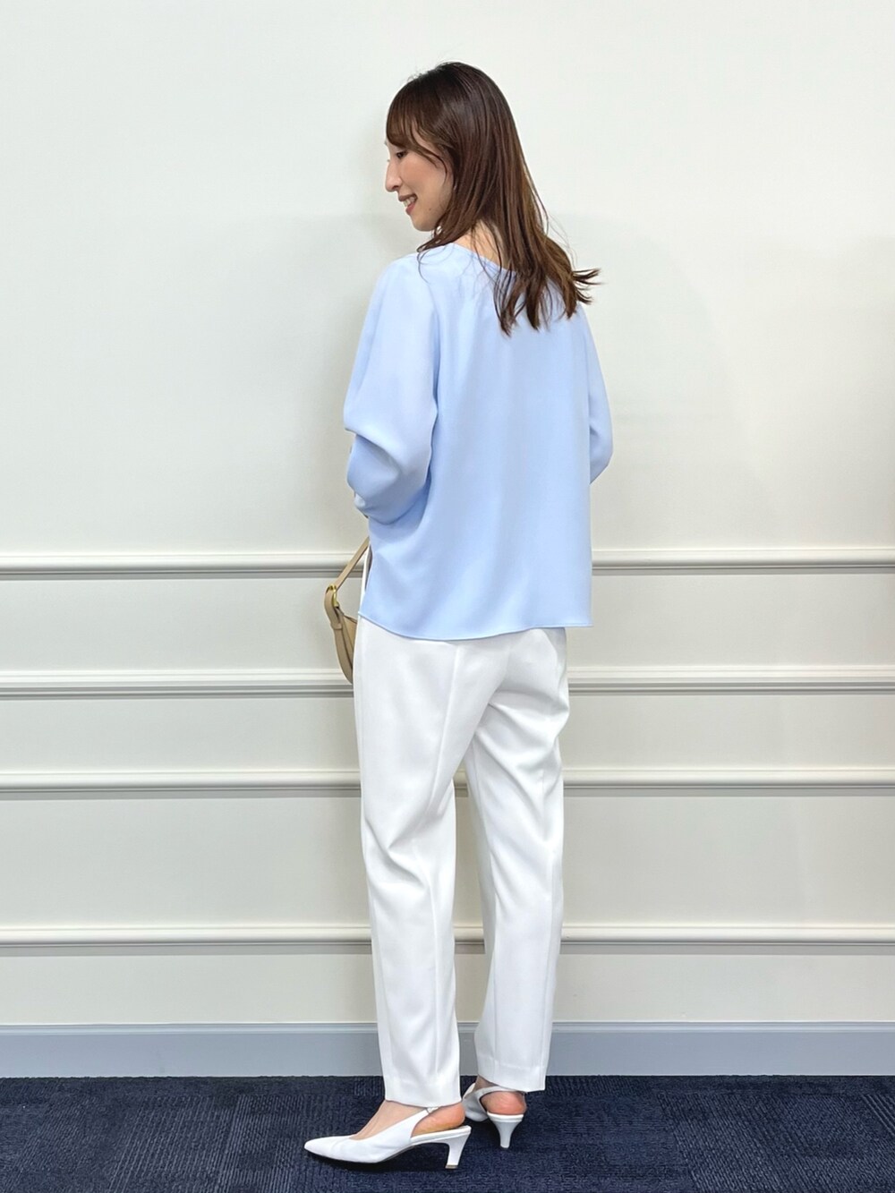「春コーデ、パンツスタイル、ハンドバッグ、タックパンツ、テーパードパンツ、ブラウス、キレイめ、通勤コーデ、オフィスカジュアル、白パンツ、サックスブルー、ノーリーズ、イージーパンツ、オフィススタイル、ホワイトパンツ」｜「NOLLEY’Sのキラキラピアス（ピアス（両耳用）、ゴールド系）」を使った、nol ikeoさん（レディース・160cm）の春コーディネートの7枚目の写真