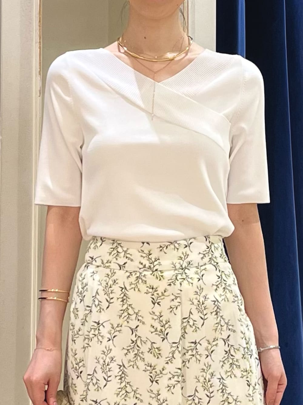 「お出かけコーデ、マーメイドスカート、淡色コーデ、スカートコーデ、パステルカラー、ノーリーズ、キレイめ、花柄、花柄スカート、フラワープリント、ニット、大人かわいい、春コーデ、サマーニット、デートコーデ」｜「grace grace のニュアンスG型イヤリング（イヤリング、ゴールド系）」を使った、nol ikeoさん（骨格ウェーブ・レディース・160cm）の春コーディネートの3枚目の写真