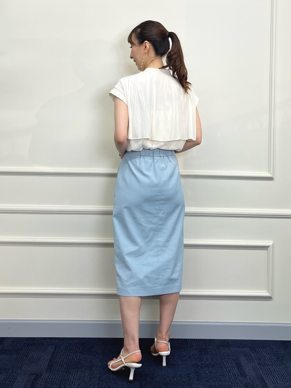 ホワイト系のシャツ/ブラウス、ブルー系のスカート、ホワイト系のサンダルを着用したレディースの夏コーディネートの9枚目の写真