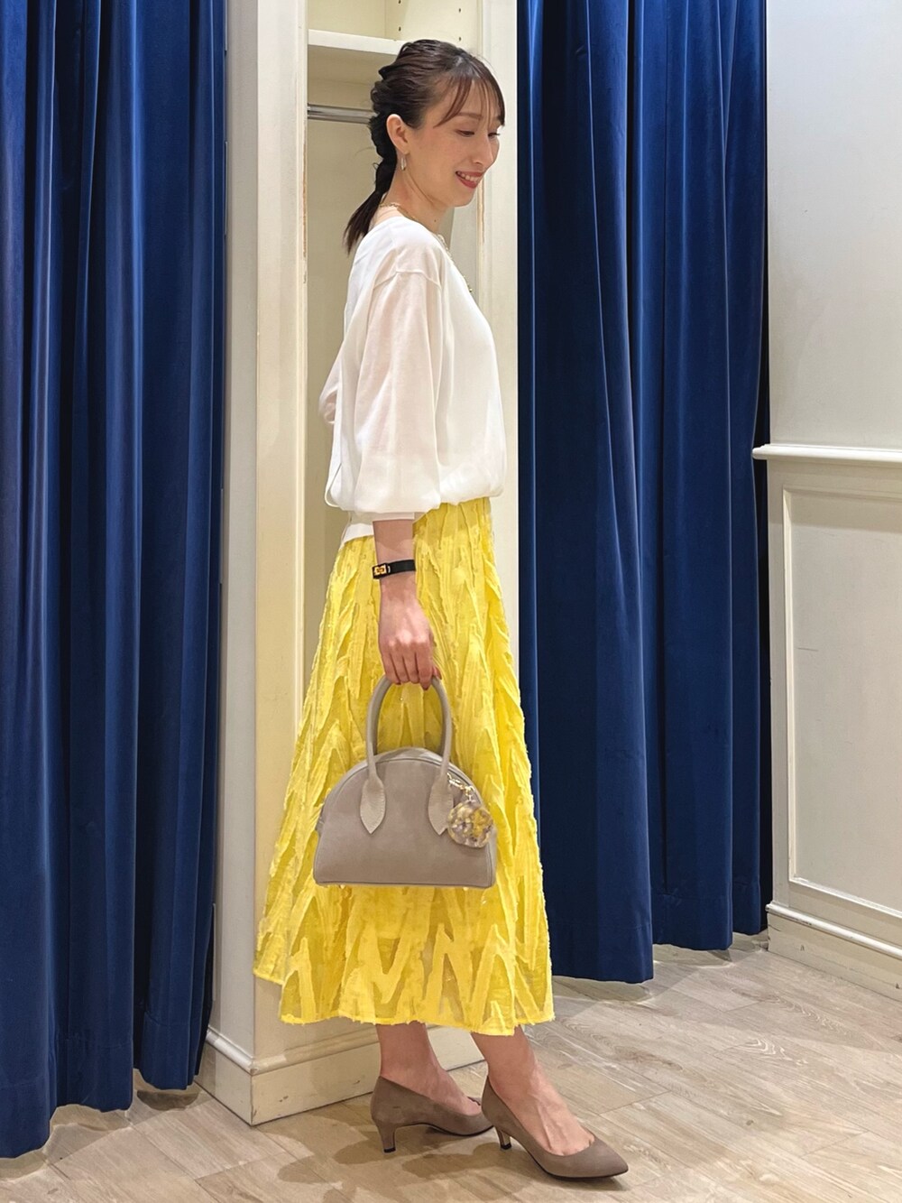 「春色、春めき満開コーデ、春コーデ、お出かけコーデ、シアートップス、春服、キレイめカジュアル、カラーコーデ、大人かわいい、フレアスカート、スカート、スカートスタイル、ノーリーズ、イエロー、ニット」|「NOLLEY’S Sophiの《手洗い可能》綿混シアー2WAYニット(ニット/セーター、ホワイト系)」を使った、nol ikeoさん(骨格ウェーブ・レディース・160cm)の春コーディネートの9枚目の写真