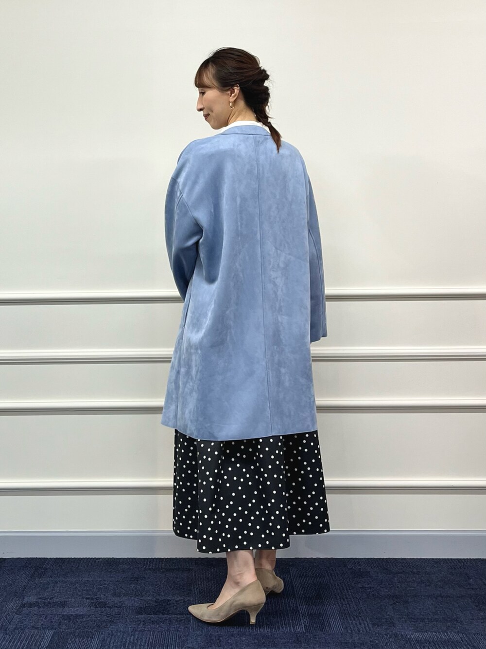 ホワイト系のシャツ/ブラウス、ブルー系のノーカラーコート、ブラック系のスカートを着用したレディースの秋コーディネートの5枚目の写真