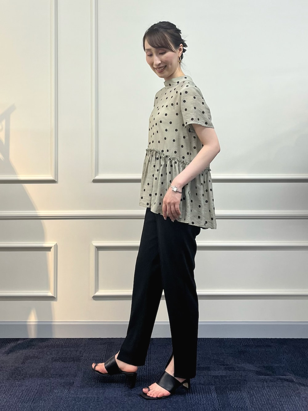 「大人かわいい、ショップスタッフの推しトップス、ショップスタッフの推しボトムス、スリットパンツ、スリット、シアートップス、ドット、ドット柄、ぺプラムトップス、きれいめカジュアル、黒、カーキ、ノーリーズ、シアー、キレイめ」｜「NOLLEY’S Sophiのアジャスター付サテンスムースキャミソール（キャミソール、ホワイト系）」を使った、nol ikeoさん（レディース・160cm）の春コーディネートの4枚目の写真