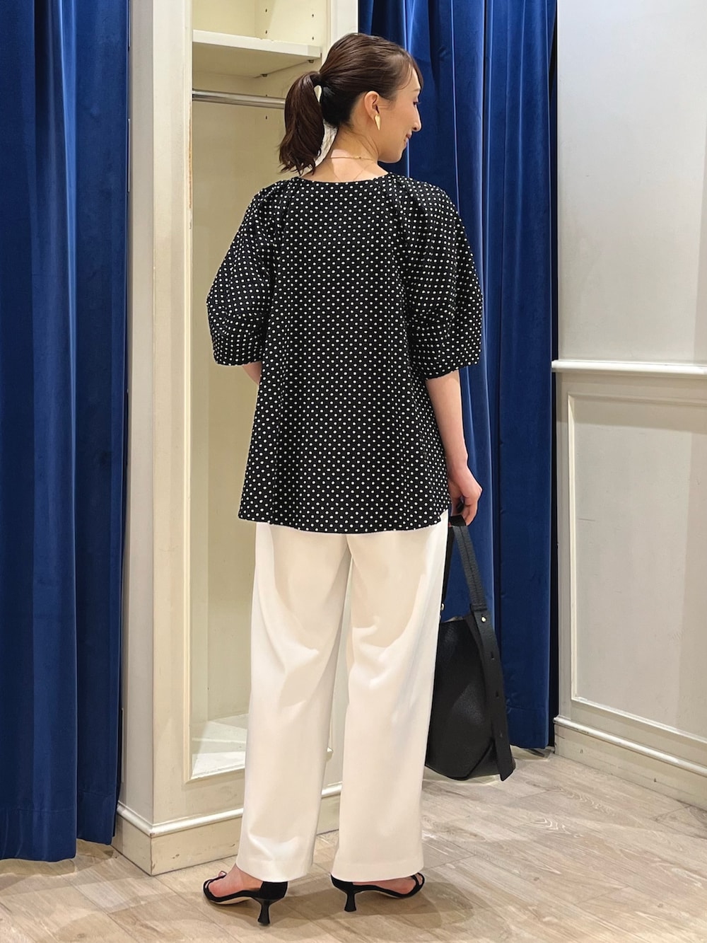 「ワイドパンツ、きれいめカジュアル、モノトーン、春夏コーデ、パンツコーデ、ドット、ドット柄、イージーパンツ、モノトーンコーデ、ノーリーズ、大人カジュアル、ブラウス、パフスリーブ、コインネックレス、大人コーデ」|「NOLLEY’Sの【grace grace/グラスグラス】ハート ピアス(ピアス(両耳用)、ゴールド系)」を使った、nol ikeoさん(骨格ウェーブ・レディース・160cm)の春コーディネートの9枚目の写真