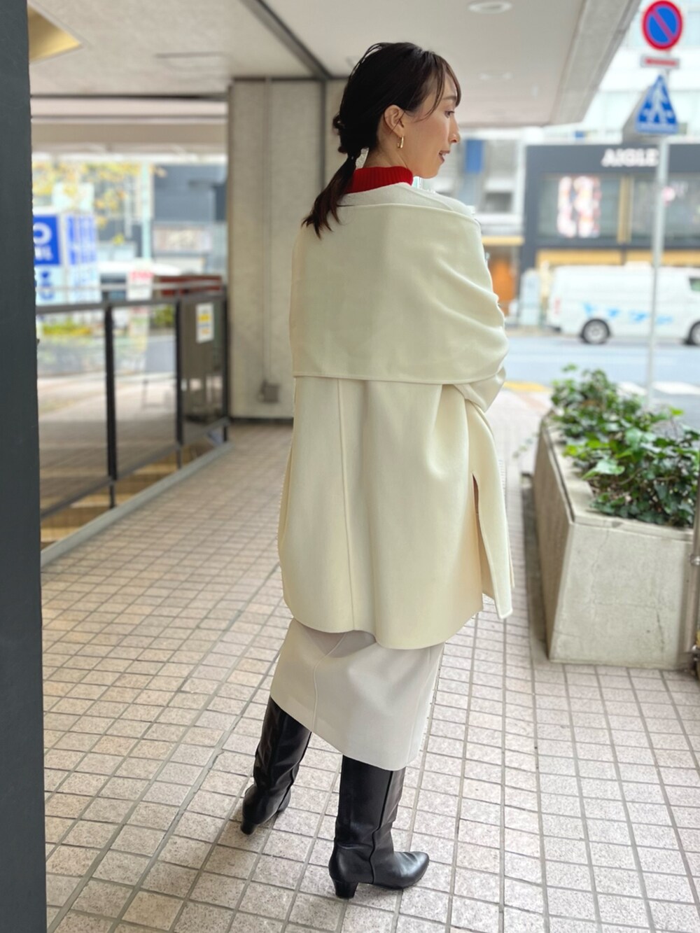 「新星WEARISTAにエントリー、冬アウター、クリスマスに着たい服、マイベストコーデ2023、赤、お出かけコーデ、コート、ブーツ、ノーカラーコート、タイトスカート、ノーリーズ、赤ニット、ハイネック、冬コーデ、ストール」｜「LAURA DI MAGGIOの【LAURA DI MAGGIO/ ラウラディマッジョ】チェーン付き3wayショルダーバッグ（ショルダーバッグ、ブルー系）」を使った、nol ikeoさん（レディース・160cm）の冬コーディネートの8枚目の写真