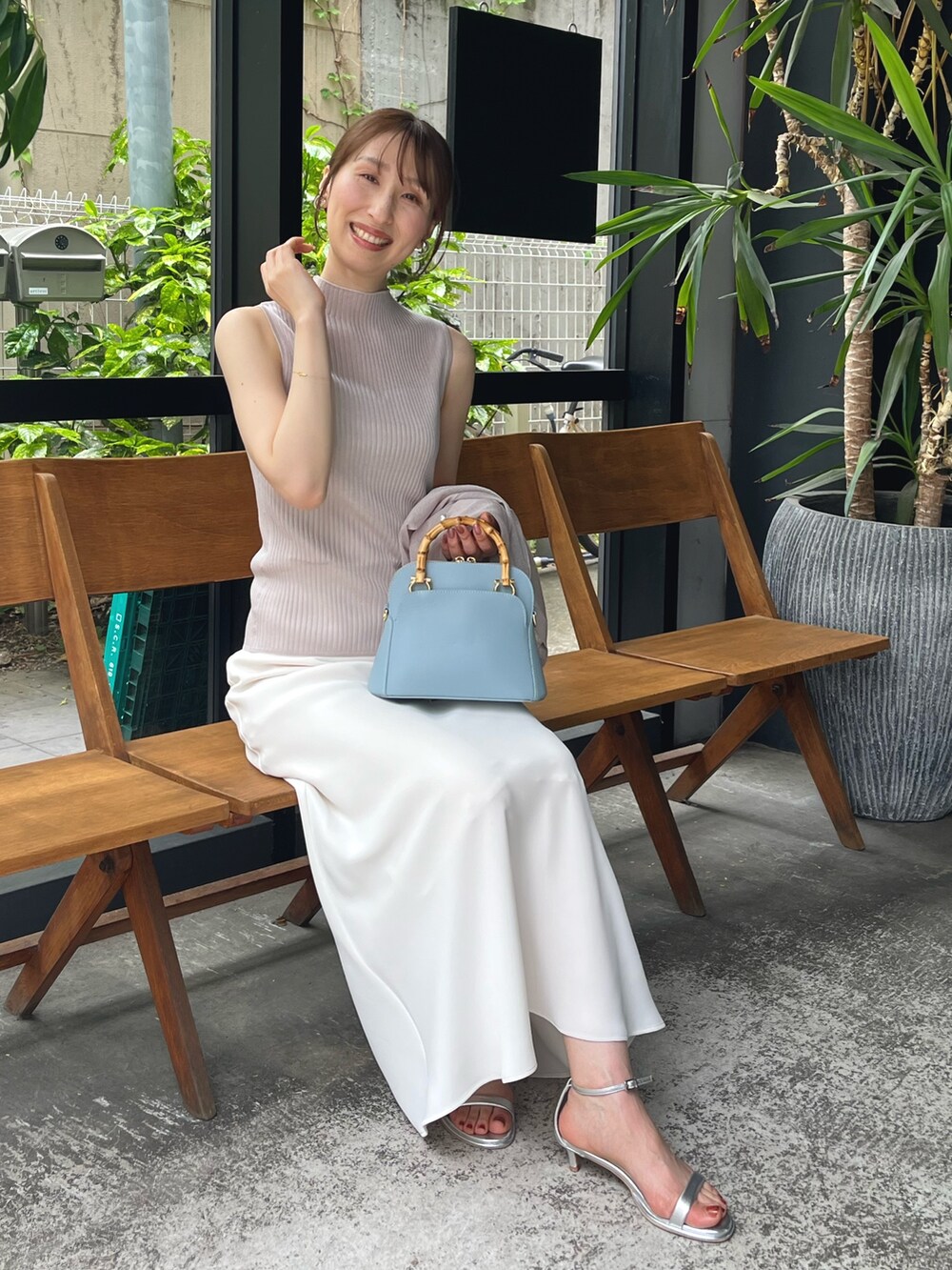 ホワイト系のキャミソール、ベージュ系のニット/セーター、ベージュ系のカーディガン/ボレロを着用したレディースの夏コーディネートの9枚目の写真