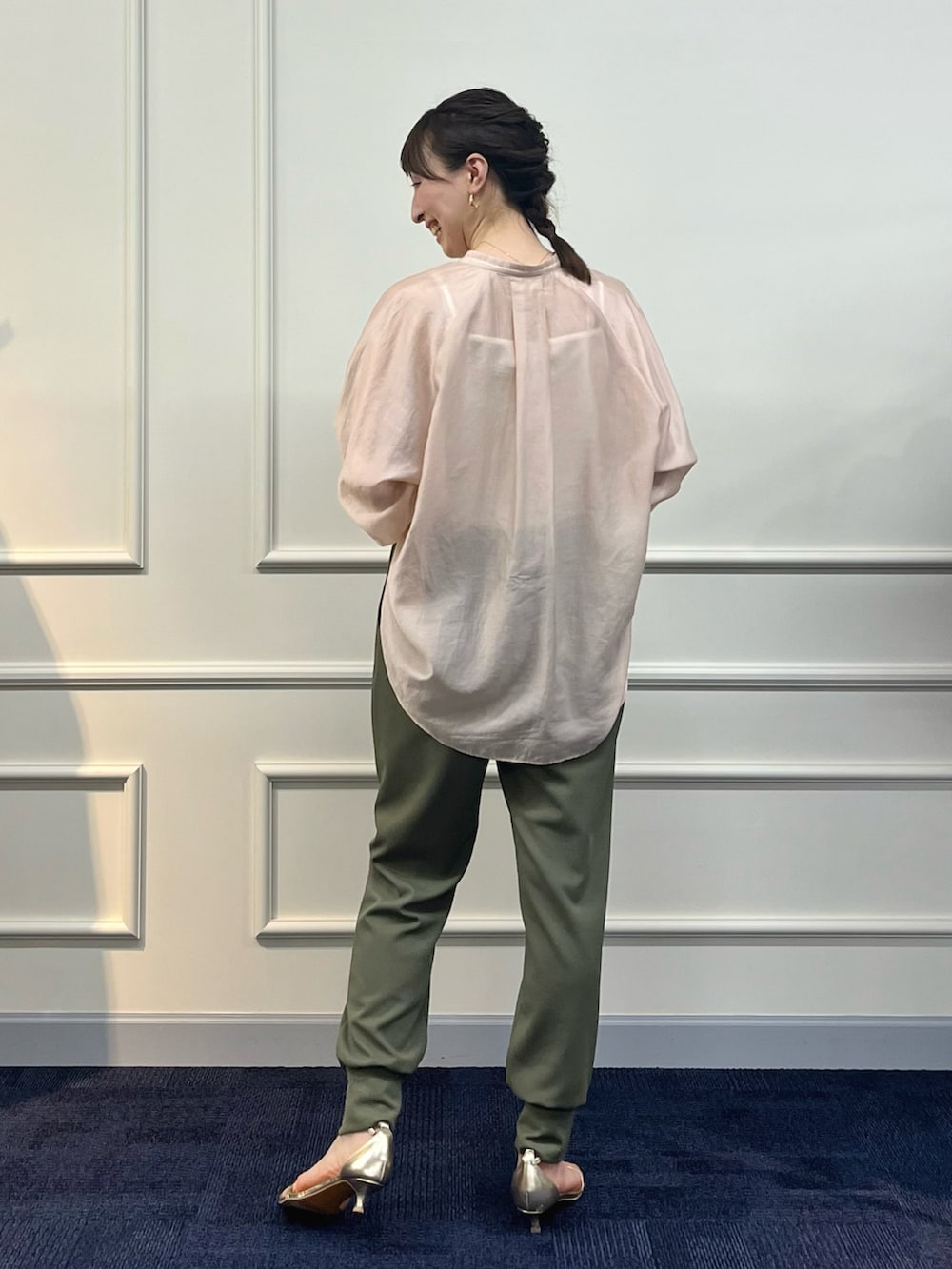 「パンツコーデ、スウェットパンツ、きれいめカジュアル、ジョガーパンツ、シアートップス、シアーシャツ、カーキ、ピンク、大人カジュアル、ノーリーズ、スリットパンツ、スリット、カーキパンツ、シャツスタイル、キレイめカジュアル」｜「NOLLEY’S Sophiのアジャスター付サテンスムースキャミソール（キャミソール、ホワイト系）」を使った、nol ikeoさん（レディース・160cm）の春コーディネートの5枚目の写真