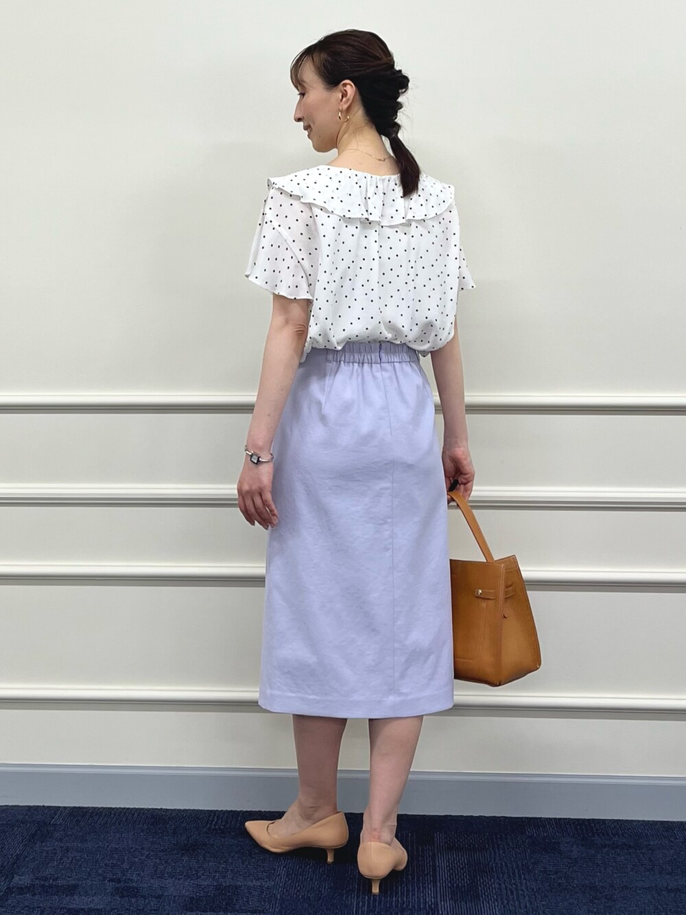 ホワイト系のシャツ/ブラウス、パープル系のスカート、イエロー系のショルダーバッグを着用したレディースの夏コーディネートの10枚目の写真