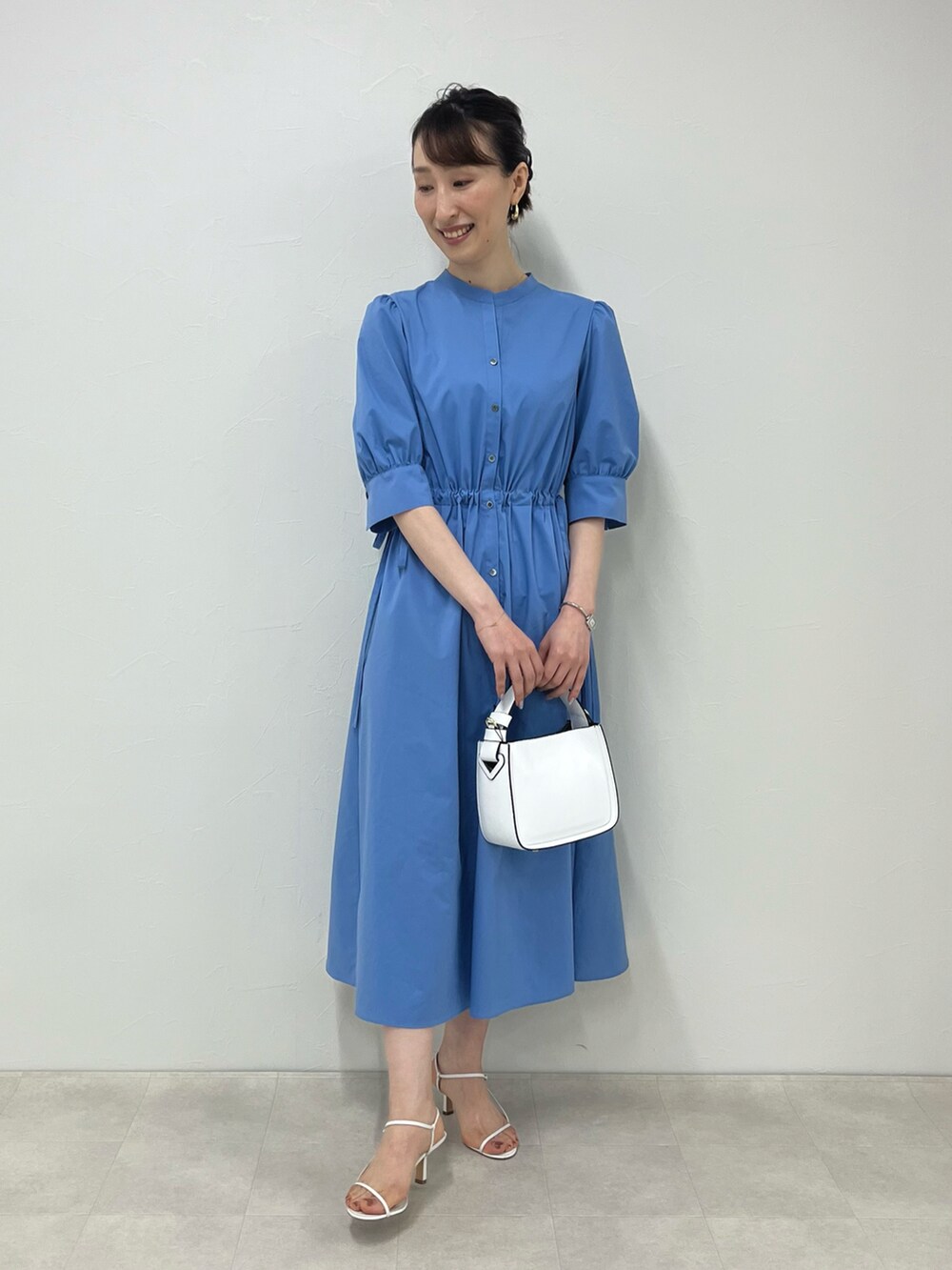 「ショップスタッフの推しワンピ、ショップスタッフの好印象コーデ、ワンピース、シャツワンピ、シャツワンピース、サックスブルー、キレイめ、フェミニン、きれいめコーディネート、ストラップサンダル、爽やかコーデ、ブルー、ブルーコーデ、春夏コーデ、ノーリーズ」｜「NOLLEY’Sのシャツワンピース（シャツワンピース、ブルー系）」を使った、nol ikeoさん（レディース・160cm）の春コーディネートの2枚目の写真