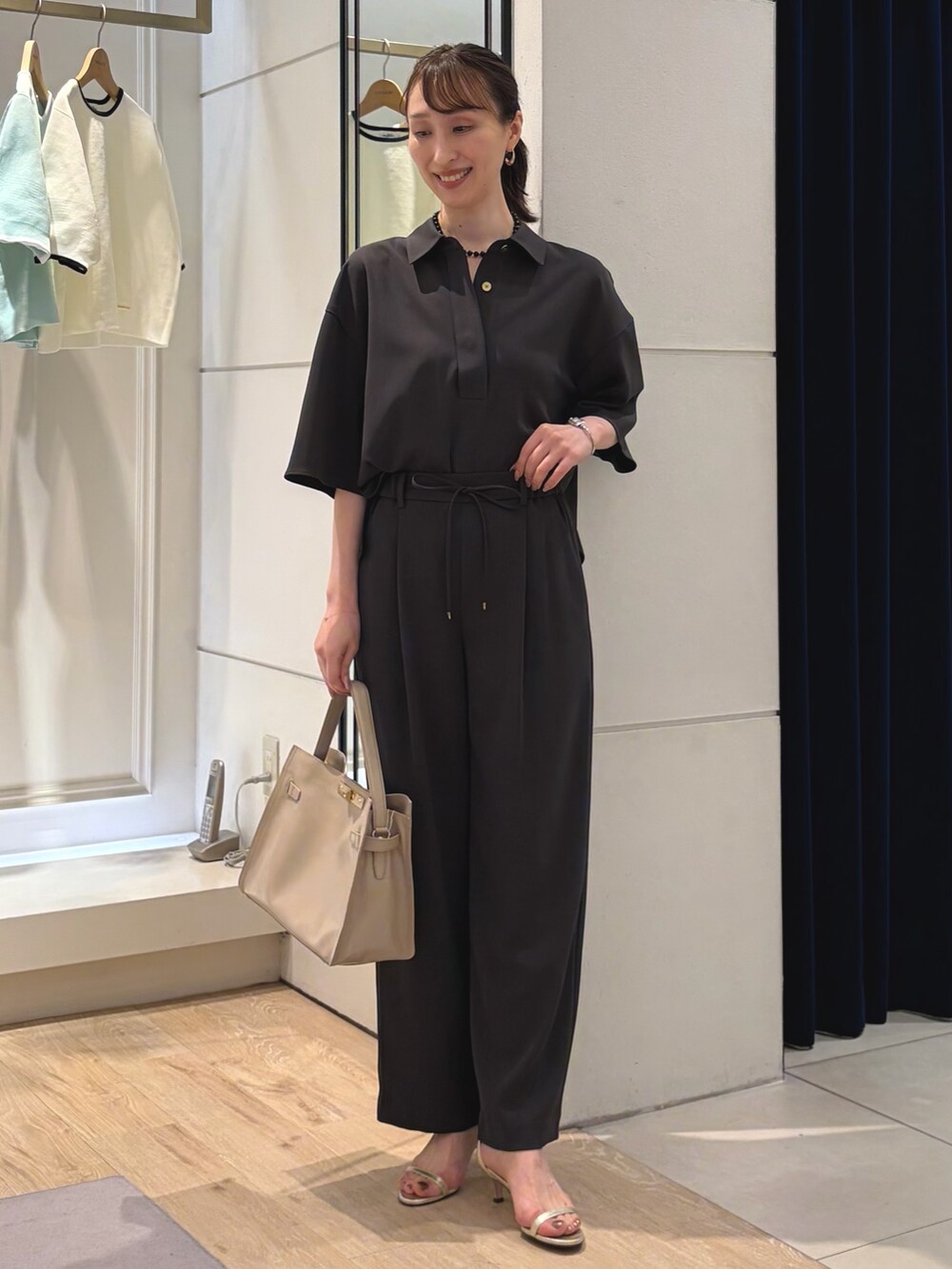 グレー系のシャツ/ブラウス、グレー系のその他パンツ、ベージュ系のトートバッグを着用したレディースの春コーディネートの9枚目の写真