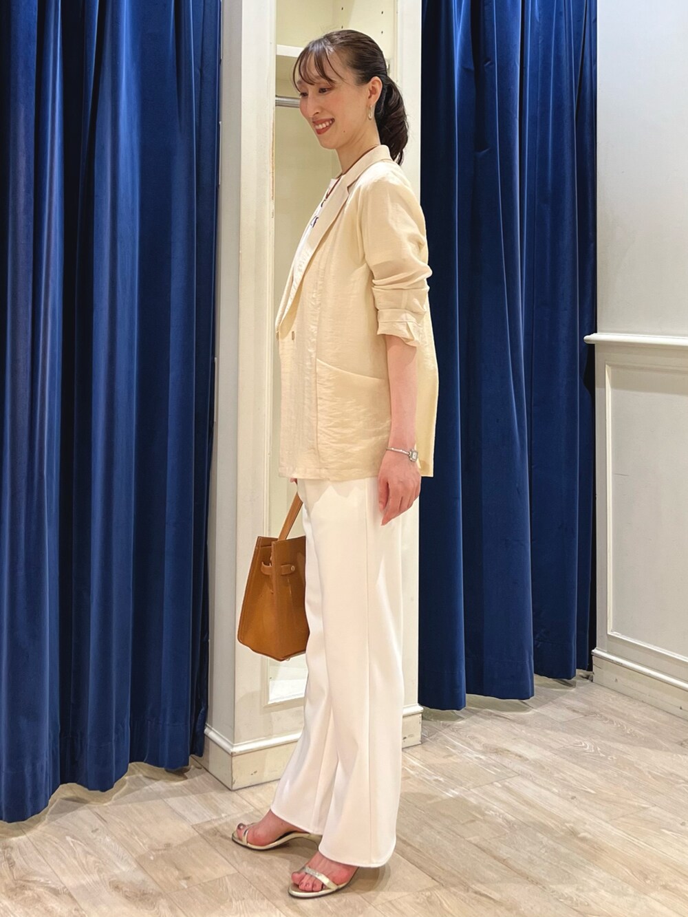 ホワイト系のTシャツ/カットソー、ベージュ系のテーラードジャケット、ホワイト系のその他パンツを着用したレディースの夏コーディネートの6枚目の写真