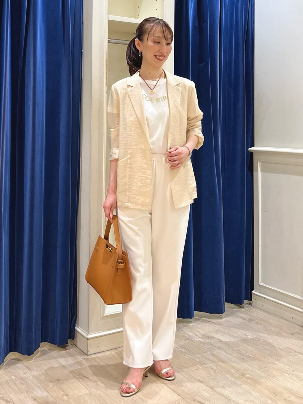 ホワイト系のTシャツ/カットソー、ベージュ系のテーラードジャケット、ホワイト系のその他パンツを着用したレディースの夏コーディネートの8枚目の写真
