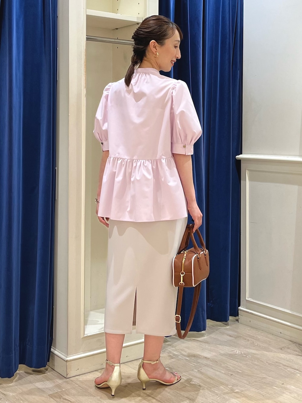 「セットアップ、大人可愛い、スカートコーデ、ぺプラムトップス、ぺプラム、ラベンダー、タイトスカート、スカート、スカートスタイル、ノーリーズ、ブラウス、春コーデ、春夏コーデ、きれいめカジュアル、キレイめ」|「grace grace のニュアンスG型イヤリング(イヤリング、ゴールド系)」を使った、nol ikeoさん(骨格ウェーブ・レディース・160cm)の春コーディネートの8枚目の写真