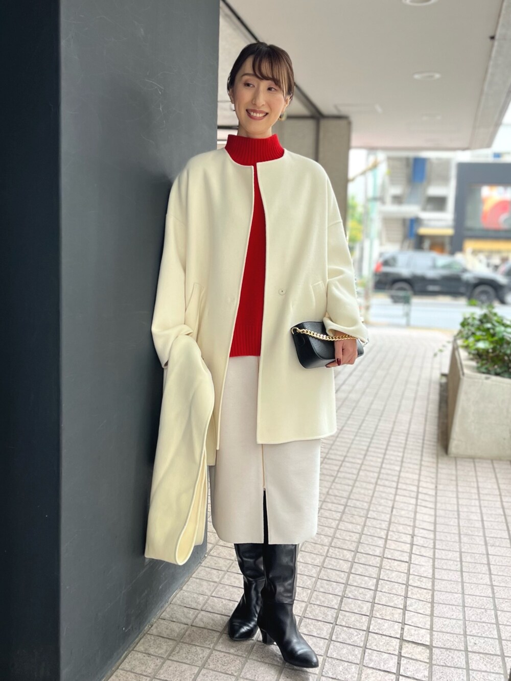 「新星WEARISTAにエントリー、冬アウター、クリスマスに着たい服、マイベストコーデ2023、赤、お出かけコーデ、コート、ブーツ、ノーカラーコート、タイトスカート、ノーリーズ、赤ニット、ハイネック、冬コーデ、ストール」｜「LAURA DI MAGGIOの【LAURA DI MAGGIO/ ラウラディマッジョ】チェーン付き3wayショルダーバッグ（ショルダーバッグ、ブルー系）」を使った、nol ikeoさん（レディース・160cm）の冬コーディネートの3枚目の写真