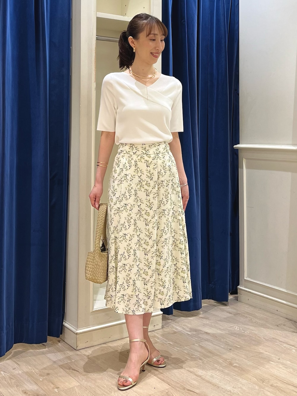 「お出かけコーデ、マーメイドスカート、淡色コーデ、スカートコーデ、パステルカラー、ノーリーズ、キレイめ、花柄、花柄スカート、フラワープリント、ニット、大人かわいい、春コーデ、サマーニット、デートコーデ」｜「grace grace のニュアンスG型イヤリング（イヤリング、ゴールド系）」を使った、nol ikeoさん（骨格ウェーブ・レディース・160cm）の春コーディネートの7枚目の写真