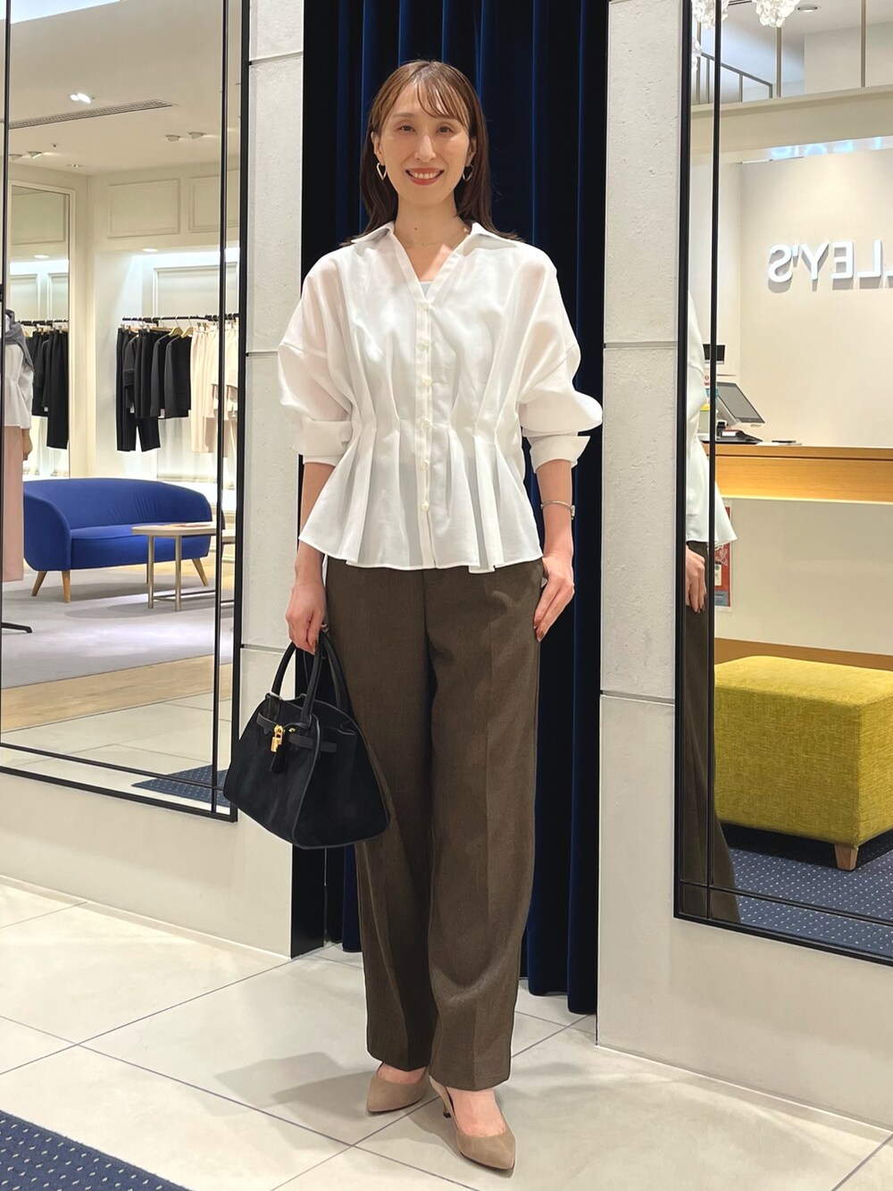 シルバー系のタンクトップ、ホワイト系のシャツ/ブラウス、ブラウン系のその他パンツを着用したレディースの秋コーディネートの2枚目の写真