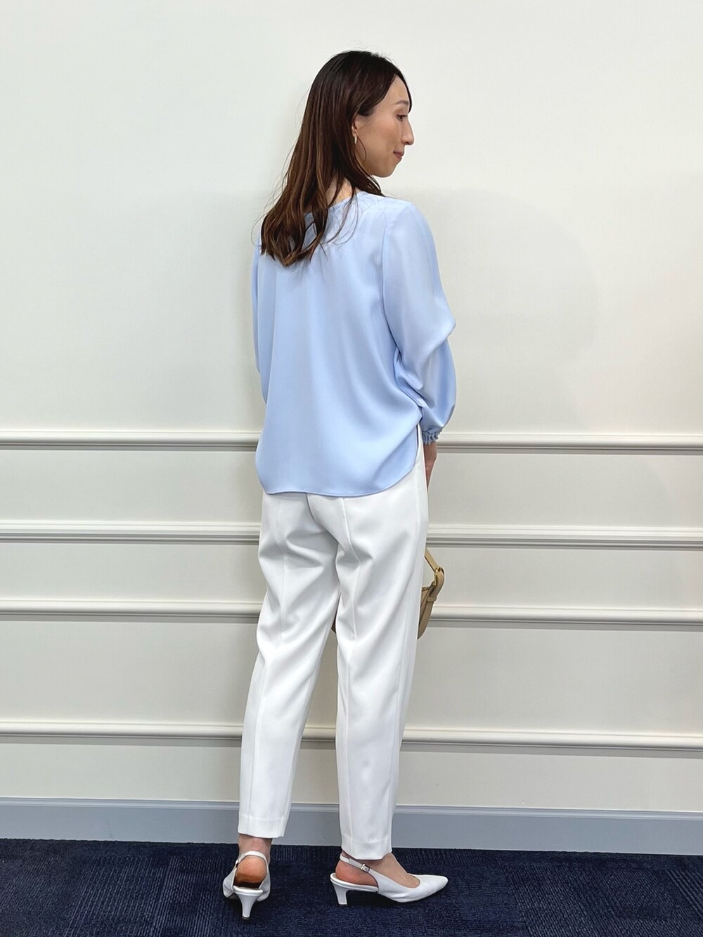「春コーデ、パンツスタイル、ハンドバッグ、タックパンツ、テーパードパンツ、ブラウス、キレイめ、通勤コーデ、オフィスカジュアル、白パンツ、サックスブルー、ノーリーズ、イージーパンツ、オフィススタイル、ホワイトパンツ」｜「NOLLEY’Sのキラキラピアス（ピアス（両耳用）、ゴールド系）」を使った、nol ikeoさん（レディース・160cm）の春コーディネートの9枚目の写真