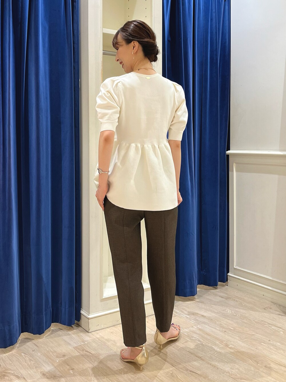 「パンツコーデ、ぺプラムトップス、ぺプラム、パフスリーブ、テーパードパンツ、大人かわいい、きれいめカジュアル、パンツスタイル、ニット、ぺプラムニット、ノーリーズ、ツイードパンツ、オトナカワイイ、キレイめカジュアル、ブラウン」｜「NOLLEY’S Sophiのスライドパールイヤリング（イヤリング、ホワイト系）」を使った、nol ikeoさん（レディース・160cm）の夏コーディネートの5枚目の写真