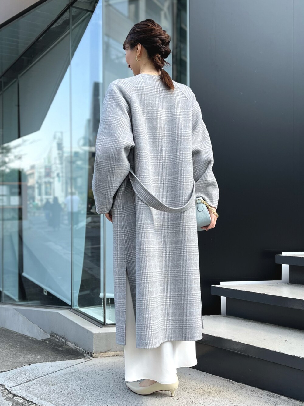 「ファッションを楽しもう、リバーシブル、ナロースカート、リバーコート、ロングスカート、ロングコート、ノーカラーコート、チェック、チェックコート、マーメイドスカート、ニット、ワントーンコーデ、ノーリーズ、グレー、キレイめ」｜「NOLLEY’Sのへアリークルーネックプルオーバーニット（ニット/セーター、ホワイト系）」を使った、nol ikeoさん（レディース・160cm）の秋コーディネートの5枚目の写真