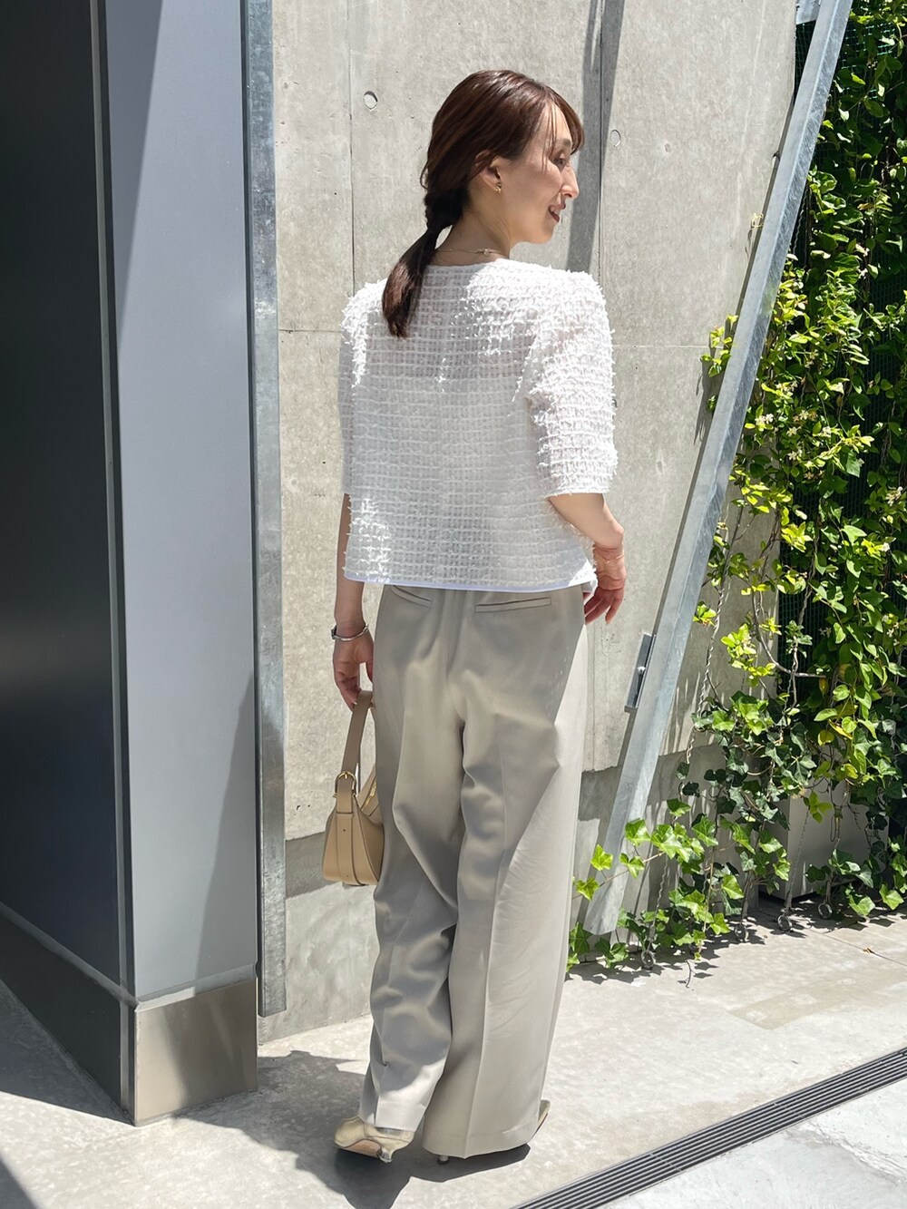 ホワイト系のノーカラージャケット、ベージュ系のその他パンツ、ベージュ系のショルダーバッグを着用したレディースの夏コーディネートの9枚目の写真