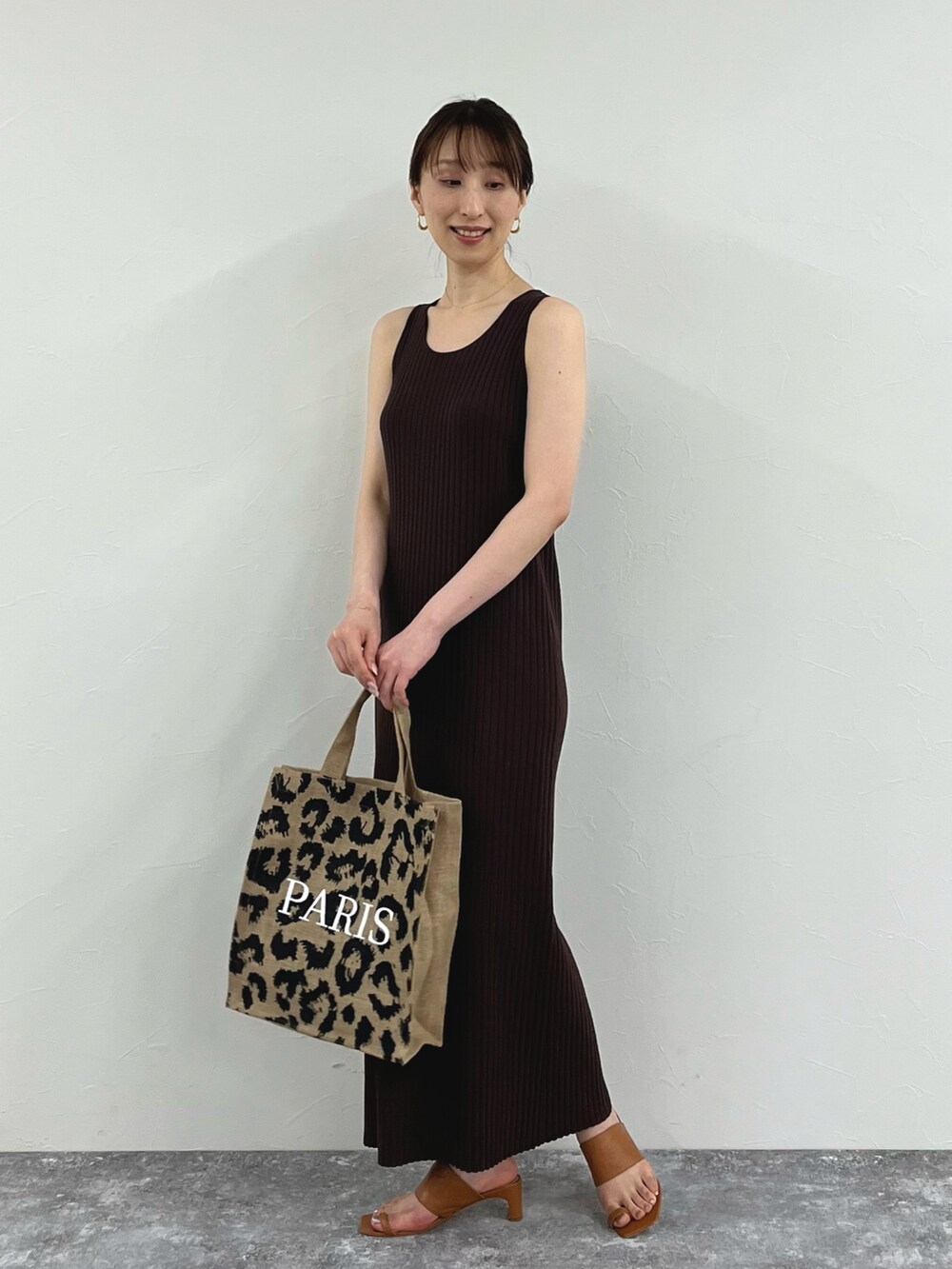 ブラウン系のワンピース、その他のトートバッグ、イエロー系のサンダルを着用したレディースの夏コーディネートの5枚目の写真