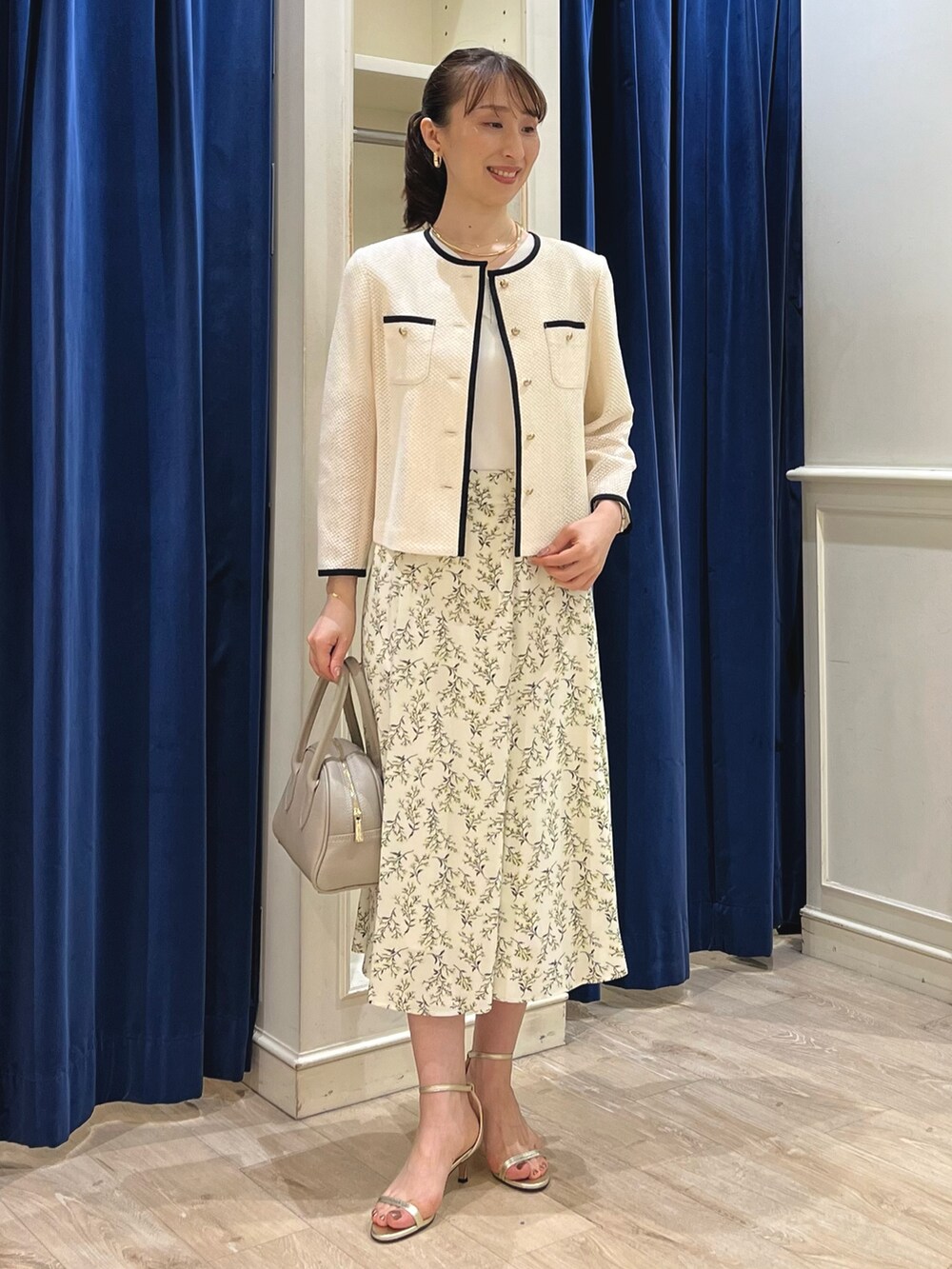 「デートコーデ、夏コーデ、マーメイドスカート、おでかけコーデ、大人かわいい、ジャケット、ノーカラージャケット、メッシュ、花柄、花柄スカート、フラワープリント、スカート、フレアスカート、ノーリーズ、キレイめ」|「grace grace のニュアンスG型イヤリング(イヤリング、ゴールド系)」を使った、nol ikeoさん(骨格ウェーブ・レディース・160cm)の夏コーディネートの7枚目の写真