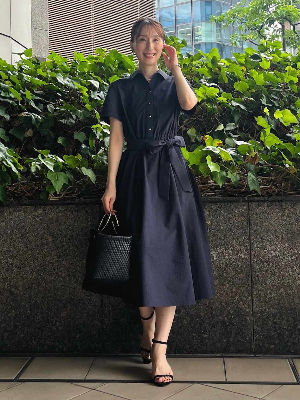 「ワンピース、きれいめカジュアル、夏コーデ、大人女子、大人コーデ、ワンピーススタイル、ワンピースコーデ、シャツワンピ、シャツワンピース、ネイビー、キレイめ、ノーリーズ、ワントーン、ワントーンコーデ、夏」｜「NOLLEY’Sの【grace grace/グラスグラス】ハート ピアス（ピアス（両耳用）、ゴールド系）」を使った、nol ikeoさん（骨格ウェーブ・レディース・160cm）の夏コーディネートの2枚目の写真