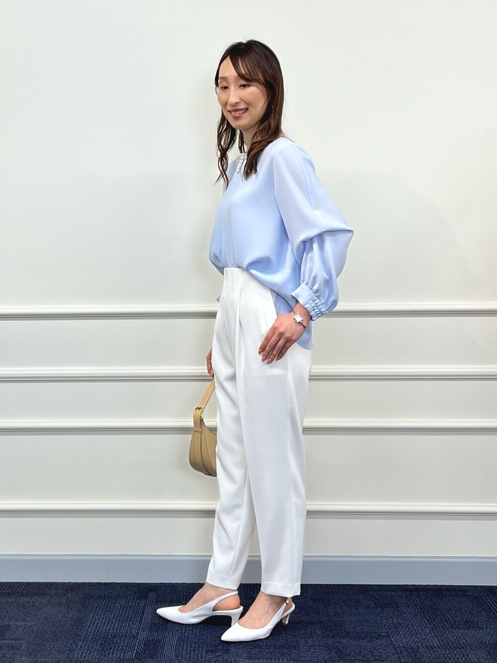 「春コーデ、パンツスタイル、ハンドバッグ、タックパンツ、テーパードパンツ、ブラウス、キレイめ、通勤コーデ、オフィスカジュアル、白パンツ、サックスブルー、ノーリーズ、イージーパンツ、オフィススタイル、ホワイトパンツ」｜「NOLLEY’Sのキラキラピアス（ピアス（両耳用）、ゴールド系）」を使った、nol ikeoさん（レディース・160cm）の春コーディネートの6枚目の写真