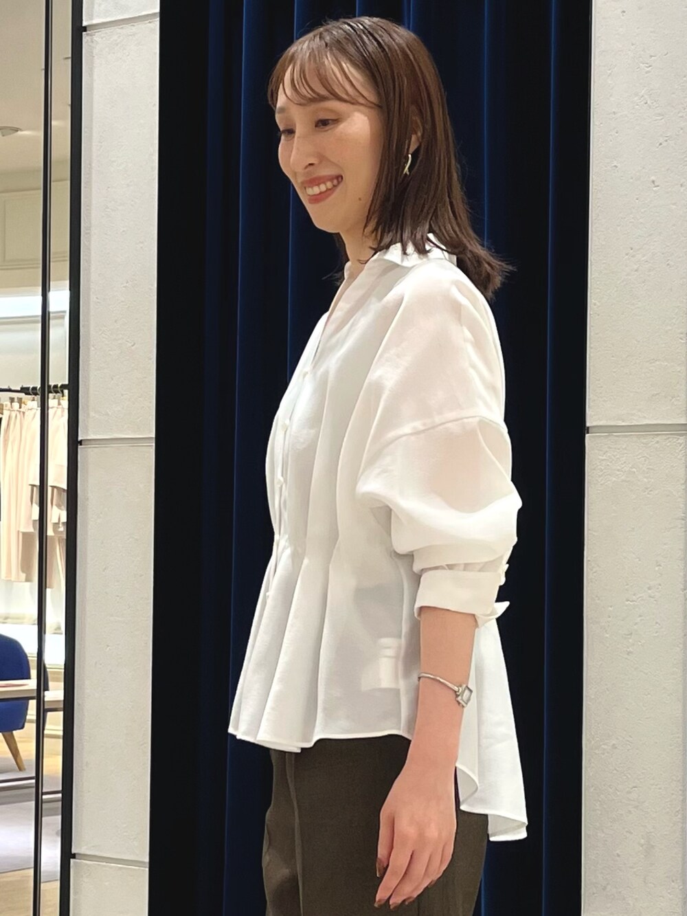 シルバー系のタンクトップ、ホワイト系のシャツ/ブラウス、ブラウン系のその他パンツを着用したレディースの秋コーディネートの4枚目の写真