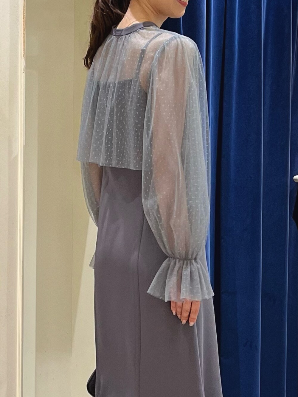 グレー系のワンピース、ブラック系のショルダーバッグを着用したレディースの夏コーディネートの4枚目の写真