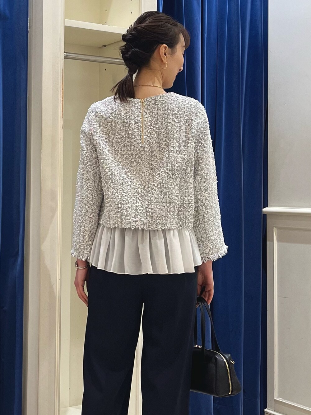 「シンプルスタイル、オトナ女子、モノトーン、セレモニー、ツイード、ぺプラムトップス、ぺプラム、フリル、フリルトップス、イージーパンツ、ワイドパンツ、パンツ、パンツスタイル、ノーリーズ、ボストンバッグ」｜「NOLLEY’Sの【grace grace/グラスグラス】2トーンスライドネックレス（ネックレス、ゴールド系）」を使った、nol ikeoさん（骨格ウェーブ・レディース・160cm）の冬コーディネートの5枚目の写真