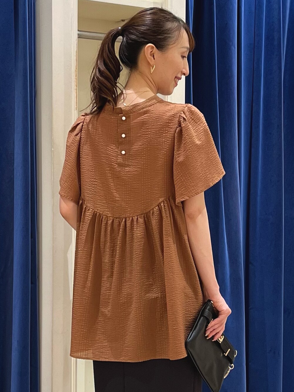 「きれいめカジュアル、夏コーデ、休日スタイル、フリル、ブラック、ぺプラムトップス、ぺプラム、ブラウス、ノーリーズ、タイトスカート、スカート、スカートスタイル、フレアスリーブ、キレイめ、キャメル」｜「NOLLEY’Sの【grace grace/グラスグラス】10Kペタルチェーンミディアムネックレス（60㎝）（ネックレス、ゴールド系）」を使った、nol ikeoさん（レディース・160cm）の夏コーディネートの4枚目の写真