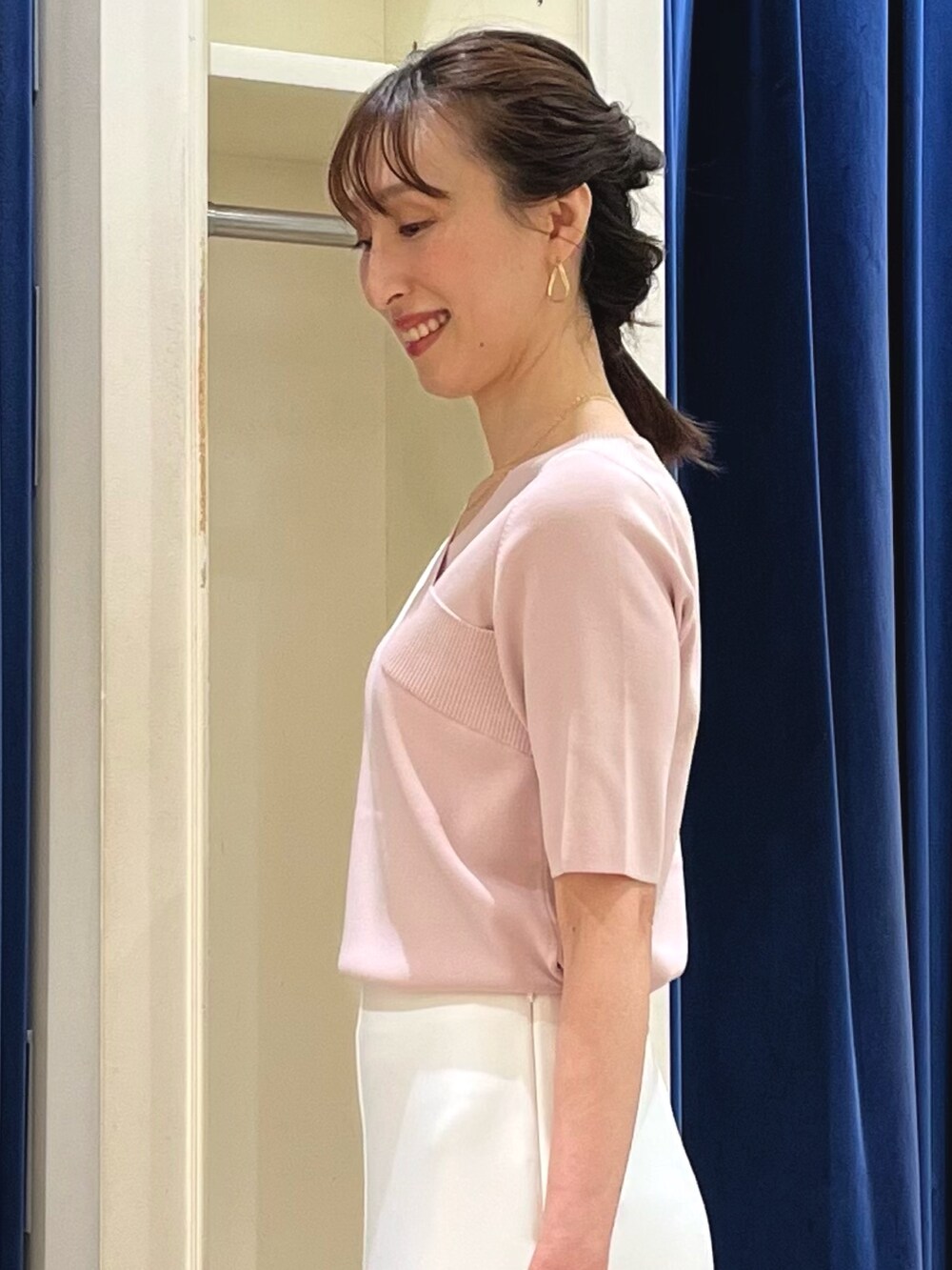 「春色、春めき満開コーデ、春、きれいめコーデ、ニット、カシュクール、ピンク、ピンクコーデ、フレアスカート、スカート、スカートスタイル、大人かわいい、ノーリーズ、春コーデ、オフィスカジュアル」｜「NOLLEY’S Sophiの《手洗い可能》カシュクール風5分袖プルオーバーニット（ニット/セーター、ピンク系）」を使った、nol ikeoさん（骨格ウェーブ・レディース・160cm）の春コーディネートの4枚目の写真