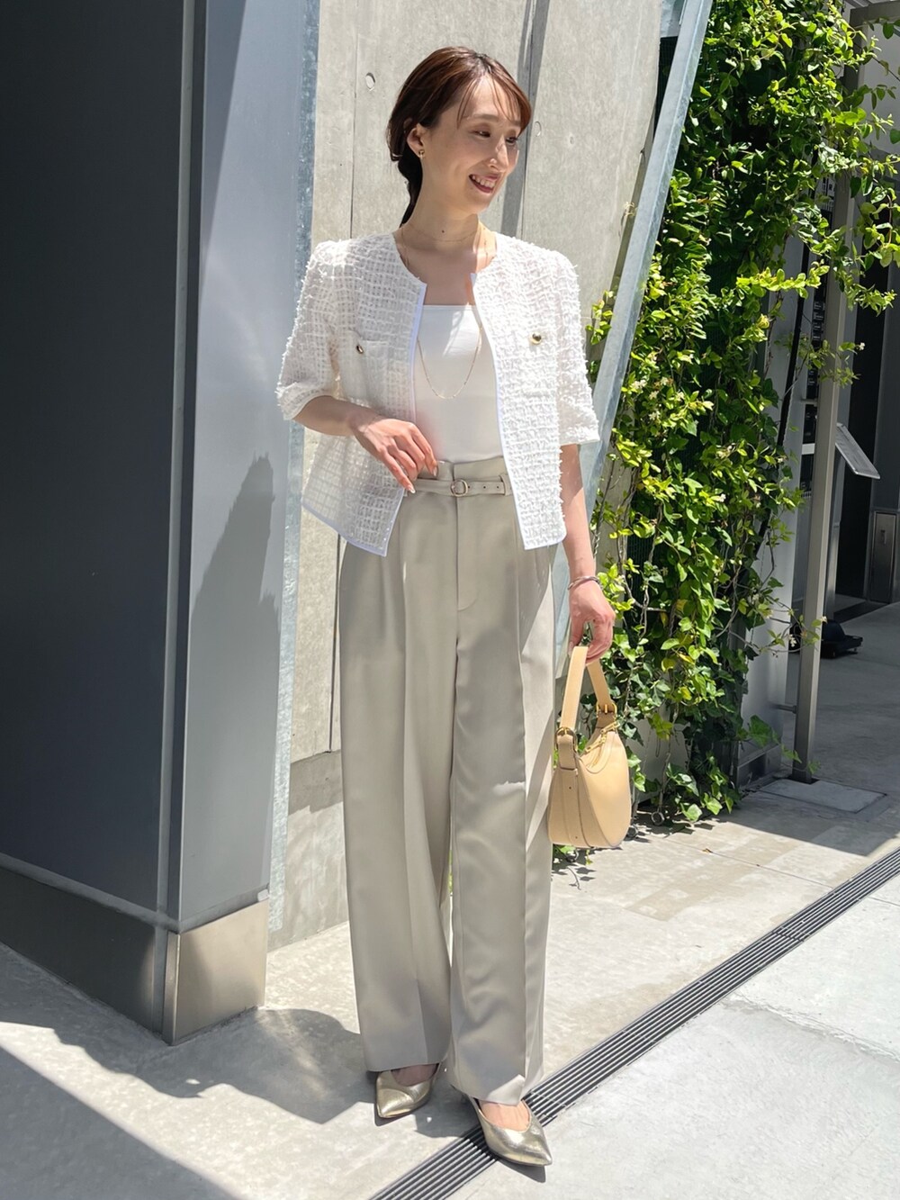 ホワイト系のノーカラージャケット、ベージュ系のその他パンツ、ベージュ系のショルダーバッグを着用したレディースの夏コーディネートの7枚目の写真