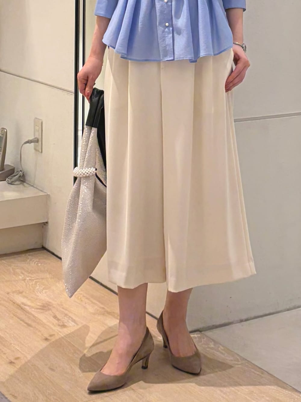 ブルー系のシャツ/ブラウス、グレー系のタンクトップ、ホワイト系のその他パンツを着用したレディースの冬コーディネートの5枚目の写真