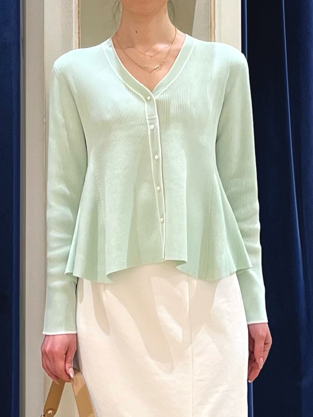 「春カラー、春夏コーデ、スカートスタイル、ホワイト、カーディガンコーデ、リブニット、カーディガン、タイトスカート、スカート、春コーデ、ミントグリーン、オフィスカジュアル、ノーリーズ、きれいめカジュアル、キレイめ」｜「NOLLEY’Sの【grace grace/グラスグラス】ペスカフックスリムネックレス（ネックレス、ゴールド系）」を使った、nol ikeoさん（骨格ウェーブ・レディース・160cm）の春コーディネートの3枚目の写真