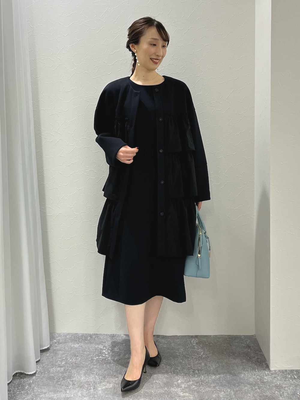 「ワンピース、春アウター、ダンボール素材、ノーカラーコート、ノーカラー、オケージョン、セレモニー、オケージョンスタイル、キレイめ、きちんとスタイル、オトナ女子、ノーリーズ、ベルト、半袖ワンピース、ネイビー」|「NOLLEY’S Sophiの淡水レンパールピアス(ピアス(両耳用)、ホワイト系)」を使った、nol ikeoさん(レディース・160cm)の冬コーディネートの4枚目の写真