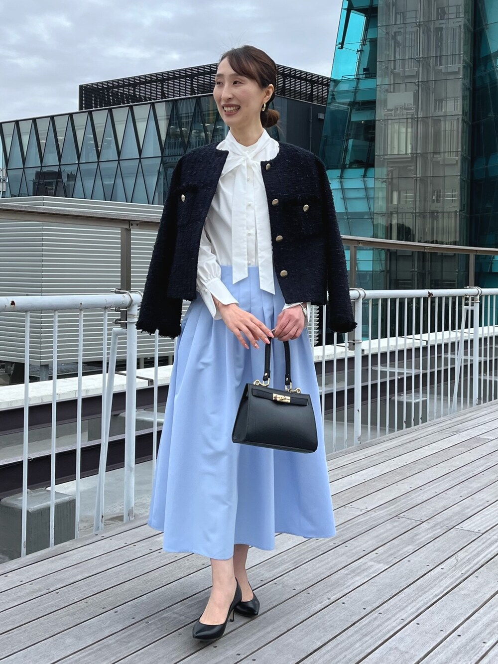 ホワイト系のシャツ/ブラウス、ブルー系のノーカラージャケット、ブルー系のスカートを着用したレディースの冬コーディネートの6枚目の写真