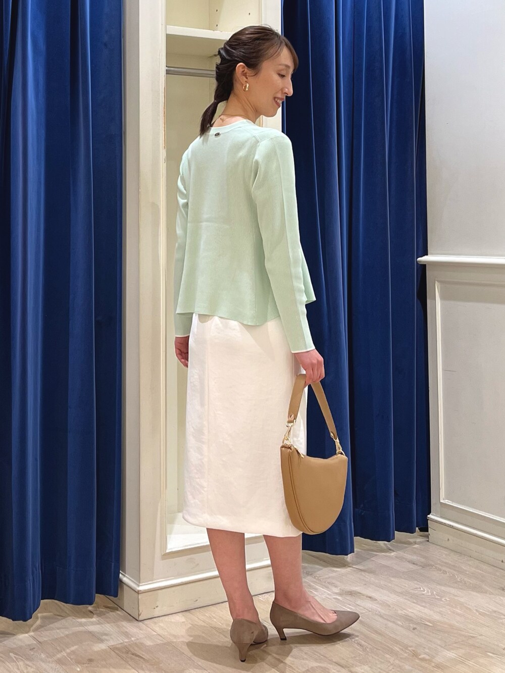 「春カラー、春夏コーデ、スカートスタイル、ホワイト、カーディガンコーデ、リブニット、カーディガン、タイトスカート、スカート、春コーデ、ミントグリーン、オフィスカジュアル、ノーリーズ、きれいめカジュアル、キレイめ」｜「NOLLEY’Sの【grace grace/グラスグラス】ペスカフックスリムネックレス（ネックレス、ゴールド系）」を使った、nol ikeoさん（骨格ウェーブ・レディース・160cm）の春コーディネートの8枚目の写真