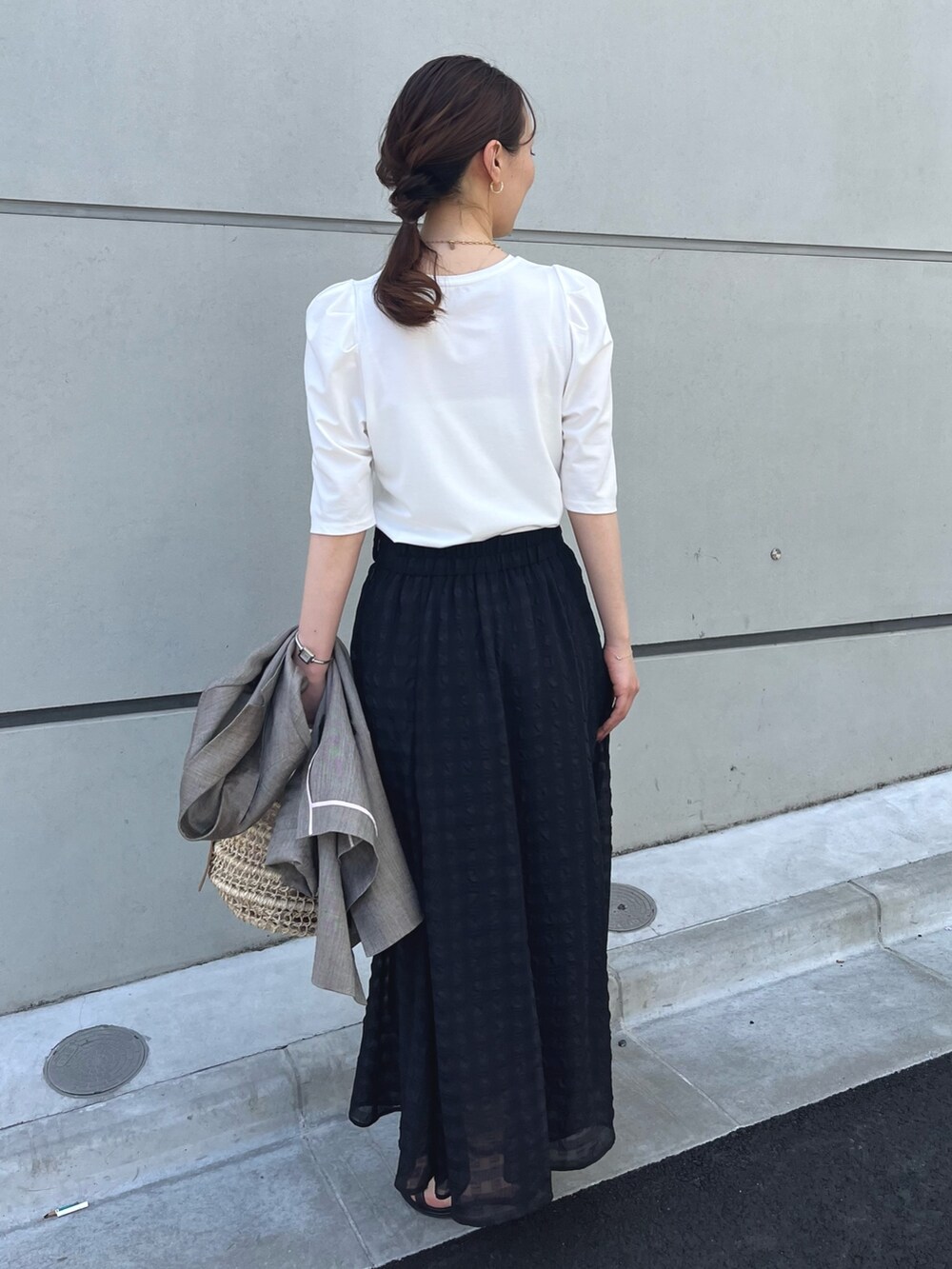 ホワイト系のTシャツ/カットソー、ブラック系のスカート、ブラウン系のテーラードジャケットを着用したレディースの夏コーディネートの9枚目の写真