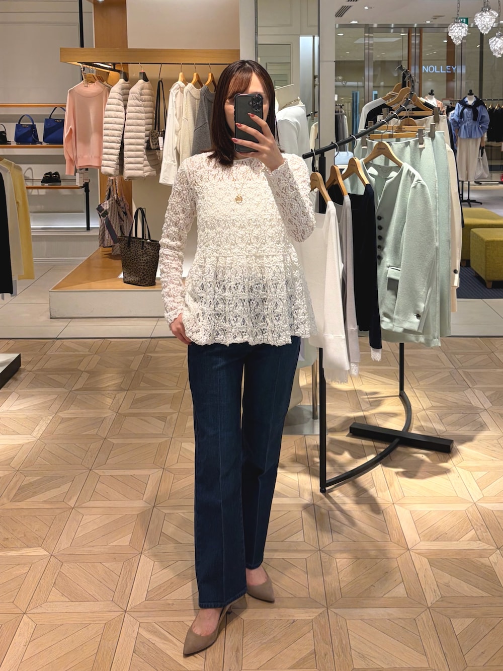 ホワイト系のキャミソール、ホワイト系のキャミソール、ホワイト系のシャツ/ブラウスを着用したレディースの冬コーディネートの4枚目の写真