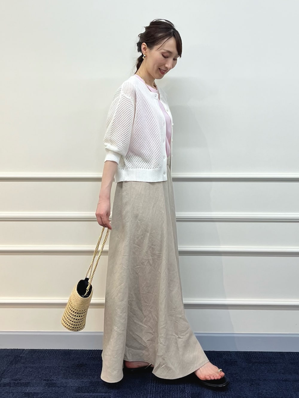 ホワイト系のカーディガン/ボレロ、ピンク系のTシャツ/カットソー、ベージュ系のスカートを着用したレディースの夏コーディネートの8枚目の写真
