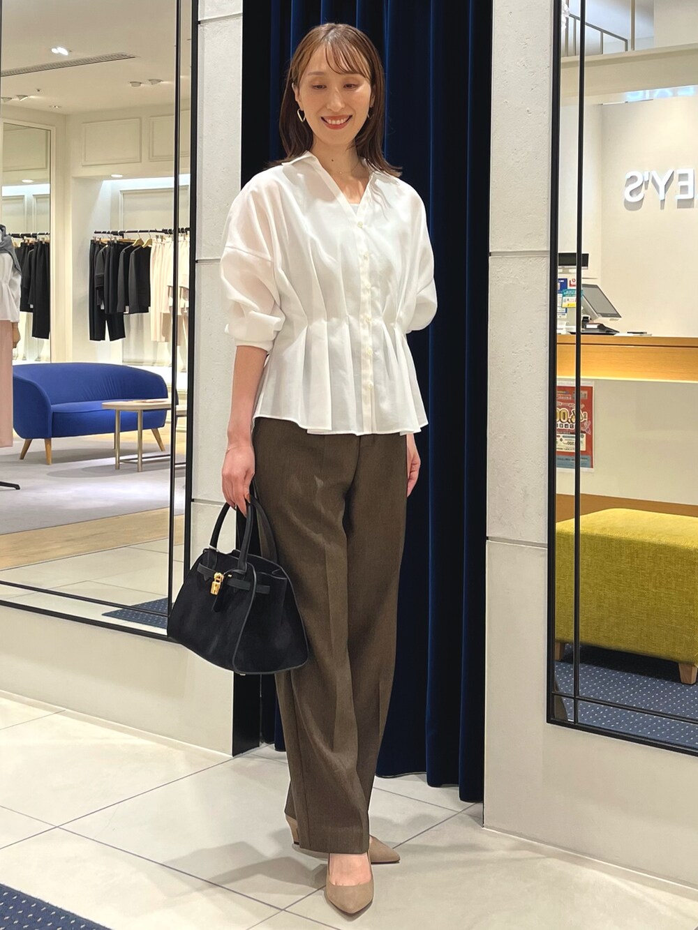 シルバー系のタンクトップ、ホワイト系のシャツ/ブラウス、ブラウン系のその他パンツを着用したレディースの秋コーディネートの9枚目の写真