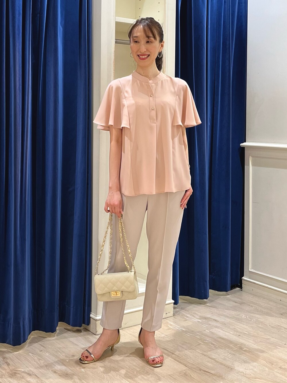 「夏コーデ、さらっと晴れやかスナップ、淡色コーデ、きれいめカジュアル、オトナ女子、ボリューム袖、フレアスリーブ、ブラウス、イージーパンツ、テーパードパンツ、ピンク、オフィスカジュアル、キレイめ、ノーリーズ、パンツスタイル」｜「NOLLEY’S Sophiのジョーゼットフレアスリーブブラウス（シャツ/ブラウス、ピンク系）」を使った、nol ikeoさん（レディース・160cm）の夏コーディネートの5枚目の写真