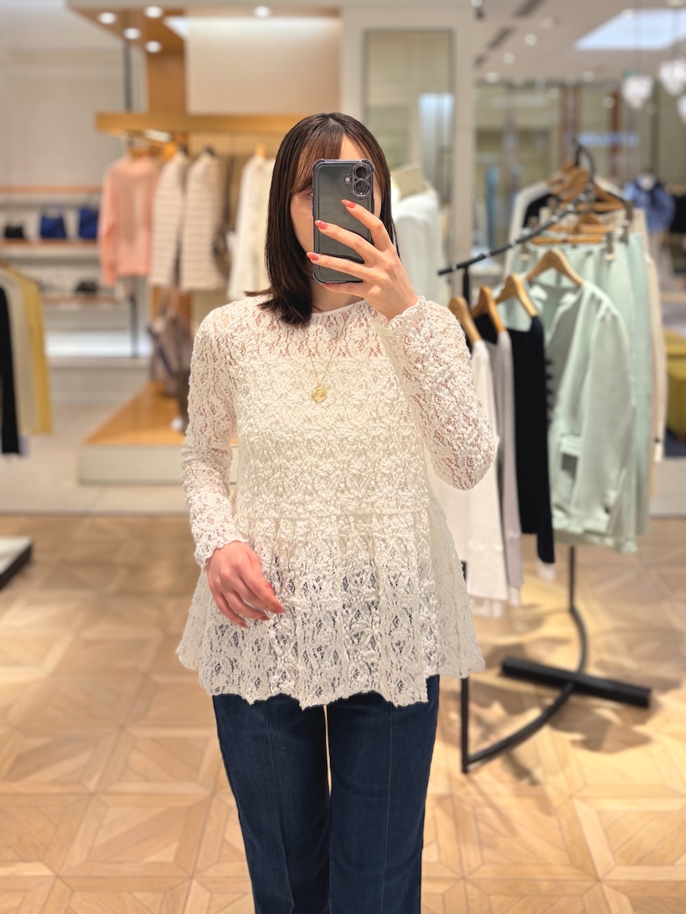 ホワイト系のキャミソール、ホワイト系のキャミソール、ホワイト系のシャツ/ブラウスを着用したレディースの冬コーディネートの2枚目の写真