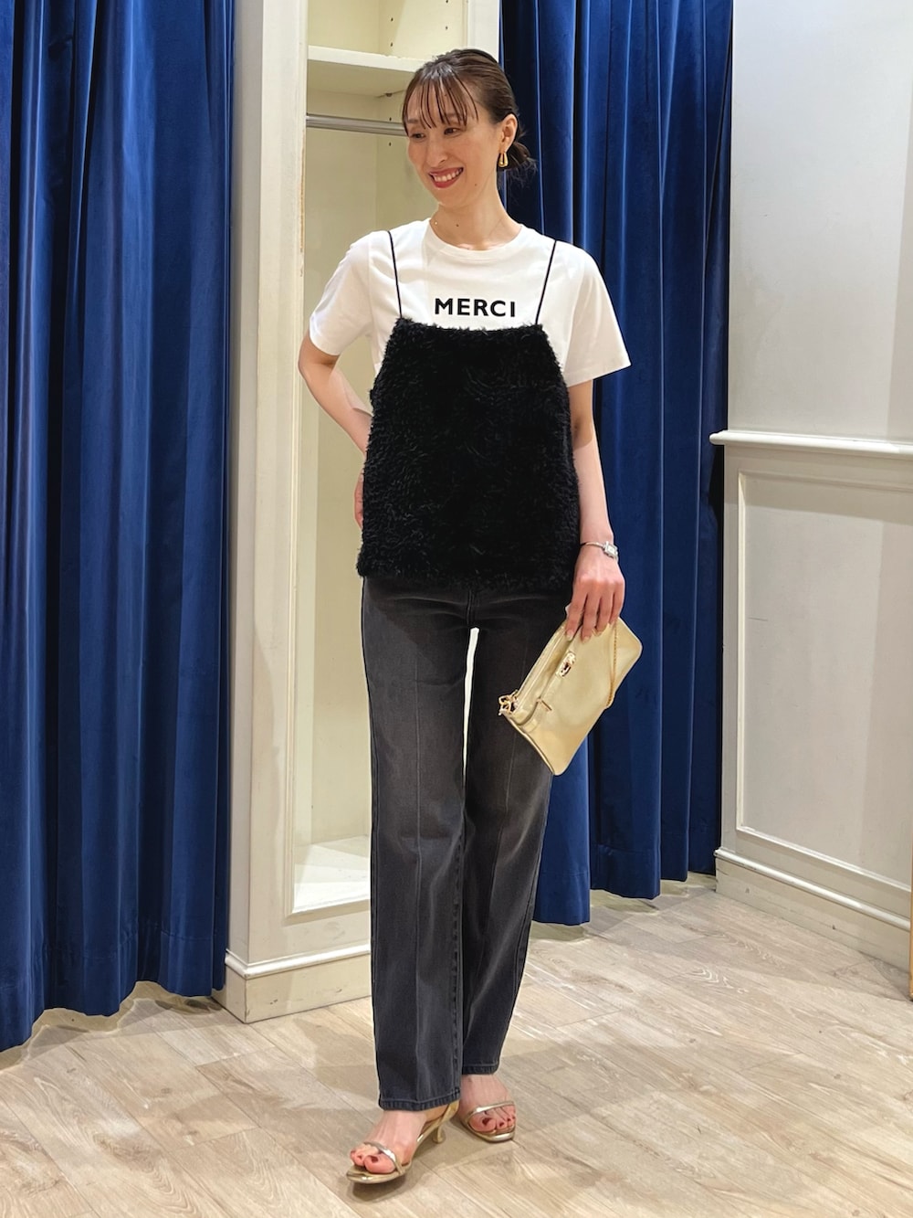 「レイヤードスタイル、夏コーデ、おしゃ見えテクニック、きれいめカジュアル、ロゴT、Tシャツ、デニムパンツ、デニム、ブラックデニム、ハイウエストデニム、キャミソール、ジーンズ、キャミ×Tシャツ、センタープレス、ノーリーズ」|「NOLLEY’S SophiのアルビニスタスムースフロッキーロゴT(Tシャツ/カットソー、ホワイト系)」を使った、nol ikeoさん(レディース・160cm)の夏コーディネートの7枚目の写真