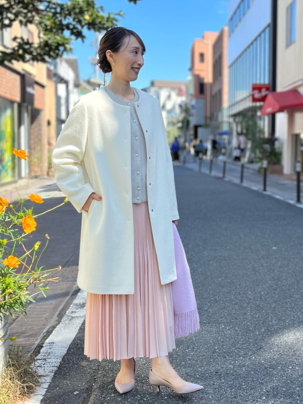 「新星WEARISTAにエントリー、冬アウター、クリスマスに着たい服、マイベストコーデ2023、お出かけコーデ、ロングスカート、淡色コーデ、大人かわいい、キレイめ、ノーカラーコート、プリーツスカート、ノーリーズ、コート、きれいめコーディネート、スカート」｜「NOLLEY’S Sophiのへアリーパール釦クルーネックカーディガン（カーディガン/ボレロ、ベージュ系）」を使った、nol ikeoさん（レディース・160cm）の冬コーディネートの6枚目の写真