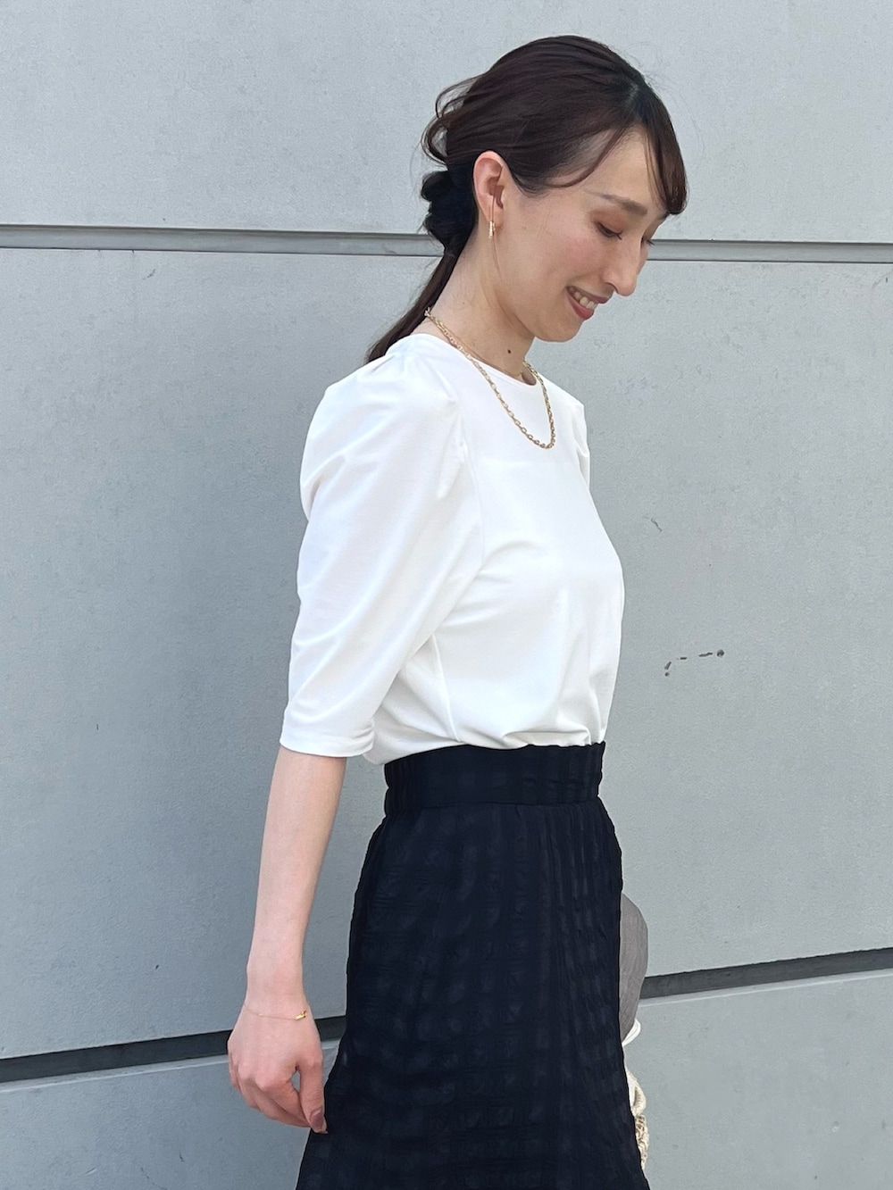 ホワイト系のTシャツ/カットソー、ブラック系のスカート、ブラウン系のテーラードジャケットを着用したレディースの夏コーディネートの3枚目の写真