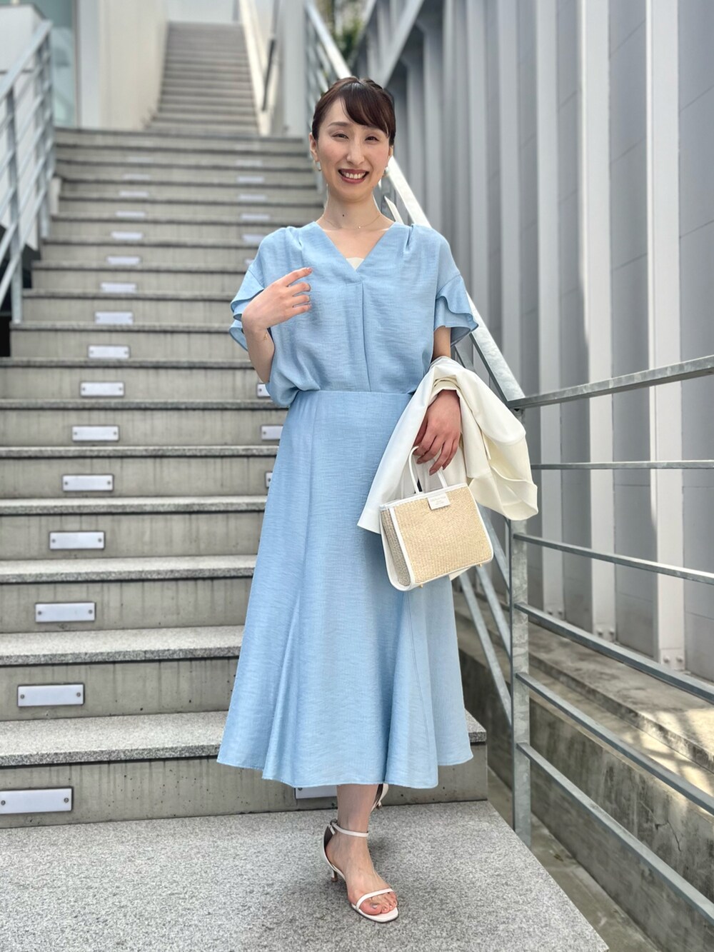 「ショップスタッフの好印象コーデ、ショップスタッフの推しトップス、春カラー、初夏コーデ、ブラウス、セットアップ、セットアップスタイル、フレアスカート、スカート、サックスブルー、水色、ノーリーズ、キレイめ、爽やかコーデ、フェミニン」|「NOLLEY’Sの◇【WEB限定】ジュピターフレアースリーブギャザーブラウス(シャツ/ブラウス、ブルー系)」を使った、nol ikeoさん(レディース・160cm)の春コーディネートの3枚目の写真