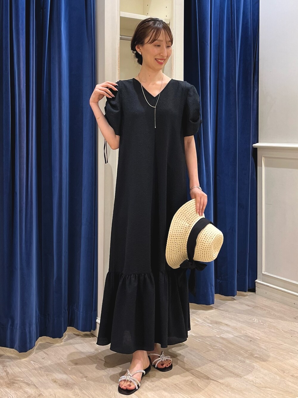 シルバー系のサンダル、ブラック系のワンピース、ベージュ系のハットを着用したレディースの春コーディネートの10枚目の写真